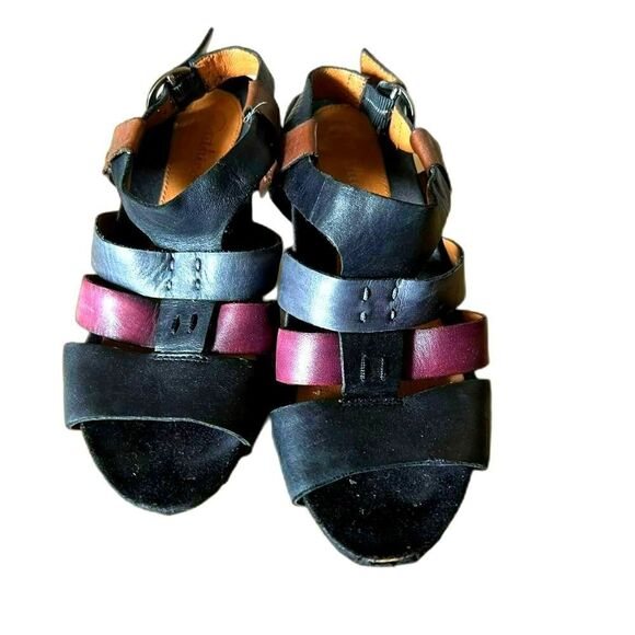 Earthies Shoes - Picture 2 of 11